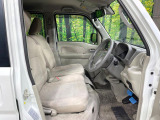 運転席まわりには十分なスペースがあり、大柄な方でもゆったり運転していただける環境です。