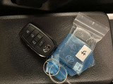 ドアの開閉時、両手が荷物で塞がっている時はキーレスでのカギの解除が大変ですよね。スマートキーはポケットやバッグに入れておけば、ノブに触れただけでロックの解除が可能です。とても便利な機能です。