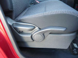 運転席にはシートリフターが付いていますので座高にあわせてドライビングポジションが決められます。