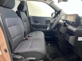 運転席も広くゆとりのある室内です