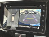 後方の映像に加えて車両周辺の表示も確認でき、駐車時の状況把握をサポートします。画面上の目安線も参考にしながら、周囲を目視で確かめて駐車しやすい装備です。