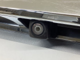 車の後方に小型カメラが付いておりバックする際の後方の様子をモニター上に表示します。