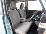 【清潔感のある運転席&助手席】隅々までクリーニングの行き届いた運転席&助手席。目立ったシミや汚れ等もございません。快適なドライブをどうぞ。