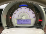 必要な情報をひと目で確認できるシンプルなデザインです。速度や燃料残量、警告表示など、運転に必要な情報を効率よく表示します。