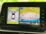 車両後方の映像に加え、上から見た車両周辺の表示も確認できる画面です。駐車時に後方や周囲の位置関係を把握しやすく、目視も併用しながら落ち着いて操作できます。