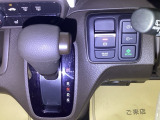 運転席周辺のスマートなレイアウトが、操作のしやすさを実現。快適なドライブをサポートします。