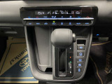 操作しやすいATシフトです♪シフトチェンジを気にしなくていいので運転だけに集中できますね!自然と手に届くところにある、手になじむ形状のシフトノブがいいですね♪