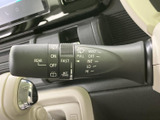 レバーには各操作位置が表示され、運転席から内容を確認しやすくなっています。ハンドル脇に配置されているため、天候の変化に応じた操作を手元で行えます。