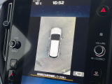 【マルチテレインモニター】車のフロントやサイドのカメラ画像を同時にモニター表示することで、悪路や狭い道を走行時でも周囲の状況確認ができ安心!本格SUVにうれしい装備です♪