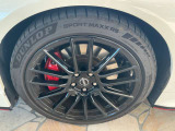NISMO専用エンケイ製19インチアルミホイール:NISMO専用タイヤ(DUNLOP SP SPORT MAXX GT 600)  フロント:245/40R19 98W リヤ:265/35R19 98W