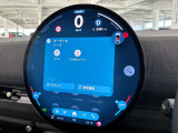 デジタルスピードメーター、航空機のコックピット操作箇所と同じ配色で目が疲れにくいように設計されてます。