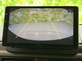 後方の様子を画面で確認でき、駐車時や狭い場所での後退をサポートします。目安となるガイド表示もあり、周囲を確かめながら操作しやすい装備です。