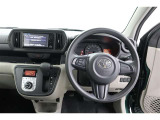 運転席・センターコンソールまわりです。シンプルな飽きのこないデザインとなっております。