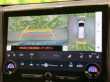 後方映像に加えて車両周囲を上から見た表示も確認でき、駐車時の状況把握をサポートします。画面には目安となるガイド線も表示。バックでの駐車や狭い場所での切り返しなど、日常の駐車シーンで役立つ装備です。