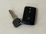 スマートキーを装備しています☆カギをカバンやポケットに入れて頂いた状態でドアロックの開閉やエンジンスタートをして頂けますよ!とても便利な装備です!