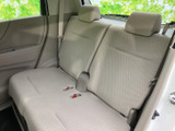 後席は座面と背もたれにゆとりがあり、ヘッドレストも備わっています。明るい色調で車内に開放感があり、左右それぞれの席でくつろぎやすい空間。ご家族での移動にも活躍します。