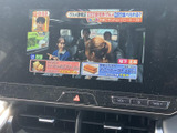 テレビ番組を画面に表示でき、停車中の待ち時間などに映像を楽しめます。音量調整のボタンも画面下にまとまり、停車時に車内で過ごすひとときに役立つ、日常使いしやすい装備です。