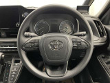 快適な操作性の運転席、ハンドルも綺麗に清掃済みです!もちろん安全を守るエアバッグも装備しているので安心してお乗りいただけます(^^)