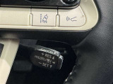 クルーズコントロール機能が付いています。 速度を設定するとアクセルを踏まなくても一定の速度で走ることができます。  高速道路ではとても便利な装置なんです。