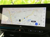 道路や周辺の地名が表示され、現在地を確認しながら目的地を探せる地図画面です。検索や音声入力のアイコンも見やすく、慣れない場所へのお出かけや道順の確認に役立ちます。