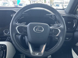 手元に複数のスイッチを備え、運転姿勢を保ちながら必要な操作にアクセスしやすい仕様です。表示やボタンの配置も確認しやすく、日常の運転を便利に支えます。