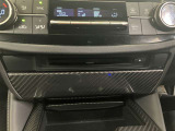 CD・DVDデッキが装着されており、お気に入りのCDやDVDを車内再生できます。