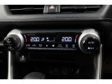 運転席と助手席、それぞれ温度調節ができ、オールシーズン快適なオートエアコンとなっております!