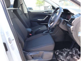 【フロントシート】 フロントには運転席・助手席エアバッグ・サイドエアバッグを標準装備。(ESP)横滑り防止装置&ABS搭載で悪路や雨天時の安全性も高い1台です。