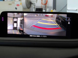 360&deg;ビューモニターでは、両サイドとフロント、バックカメラの合成で、あたかも上空から見下ろした様に周囲を確認して頂けます。駐車場だけでなく、T字路等でも活躍のアイテムです!