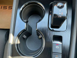 運転席・助手席の間にドリンクホルダーが付いてとっても便利です。