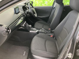前席は左右で統一感のあるシートと、見通しのよい運転席まわりが広がります。窓から光が入る明るい空間で、助手席に座る方も落ち着いて移動時間を過ごせます。