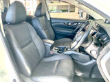 運転席、助手席のフロントシートにはシートヒーターが装備されています。頭上のクリアランスも大きく快適なスペースが確保されております。