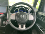 握りやすい形状で、運転席からメーターや前方を見渡しながら自然に操作できます。手元にまとまったスイッチもあり、運転中の視線移動を抑えやすい配置です。