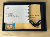 メンテナンスノート【点検整備記録簿・保証書】、取説も揃ってます。スマートキーはバッグなどにしまったままボタン操作でエンジン始動・停止やハイブリッドシステムの起動や停止ができて大変便利です