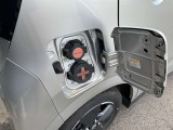 車を降りてさっと充電できるよう、車両右側に充電ポート設計。