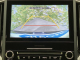 後方の映像に加えてガイド線が表示されるため、駐車時に車両と周囲の位置関係を確認しやすくなります。切り返しや駐車スペースへの後退をサポートする便利な装備です。