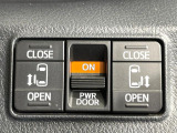 【両側パワースライドドア】スマートキーや運転席のスイッチで後席両側スライドドアの開閉が可能♪電動だから力を入れてドアを開ける必要が無く、小さなお子様でも簡単に開け閉めでき快適です♪