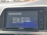 ケンウッド製のナビ・オーディオを装備しています。大きく見やすい画面と周囲のボタンで、必要な操作を確認しやすい構成。ドライブ前の目的地設定や、日常の音楽選びにも便利にお使いいただけます。