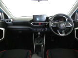運転席・助手席を入れたインストルメントパネル全体画像です。