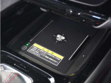 ◆ワイヤレス充電器◆ワイヤレス充電規格Qiに適合した機器を充電エリアに置くことで使用できます。