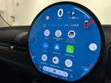 Apple CarPlayやAndroid Autoなど、スマートフォンとの連携にも対応。さまざまな機能を円形ディスプレイに集約し、快適でスマートなドライブをサポートします。