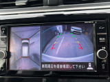 ガイドライン機能付きのリアカメラが装備されておりますので、後退時にとても便利です。