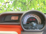 速度計とデジタル表示がまとまり、運転に必要な情報を確認しやすい配置です。視線を大きく移さずにメーターを見られ、表示を把握しやすい点も魅力。日々の運転を落ち着いてサポートします。