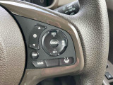 【アダプティブクルーズコントロール(ACC)】予め設定した車速内で自動的に加減速の支援を行います。ステアリングのスイッチを操作することで設定車速を変えたり、前走車との車間距離の設定が可能です。