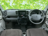 運転席まわりは前方の視界が広く、メーターや中央のスイッチ類も視線を移しやすい配置です。ゆとりを感じる座席とすっきりした空間で、毎日の移動も快適にお使いいただけます。