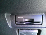 運転席から手の届く位置に ETC2.0車載器付いております。高速道路の料金所もスムーズに通過できますよ♪