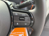 【クルーズコントロール】アクセル操作なしで一定速度を保つ機能。先行車との距離を自動調整する追従型が主流で、高速走行時の疲労を劇的に軽減します。長距離移動が多いお客様への商談では必須の快適装備です。