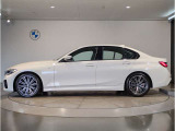 BMWではロングホイールベースの採用をしており、すべての車種に適用され、走行中の安定感の向上されております。また室内空間の広さにも貢献しております。