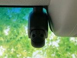 フロントガラス上部に小型の機器が設置され、運転席まわりの装備として視界に収まる位置です。前方を妨げにくい配置で、車内の機器をすっきりまとめたい方にもご確認いただきたいポイントです。
