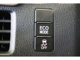 ECOモードはエアコンの利きなどを抑え、低燃費で走れるようサポートします。アクセル操作に対するレスポンスがゆるくなり、急発進や加速はしづらくなります。走行状況に応じてボタンで切替えることが出来ます。